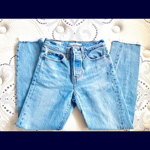 Relisting this:  Levi’s wedgie fit size 24
